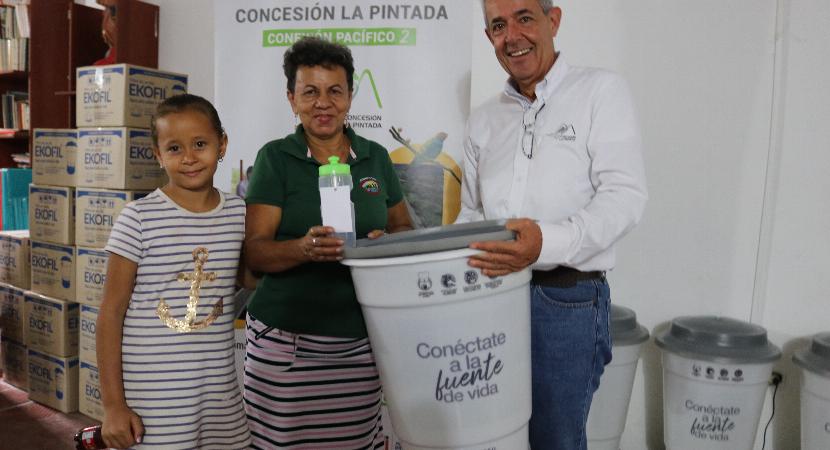 Odinsa y su Concesión La Pintada hacen entrega de 100 filtros de agua para mejorar la calidad de vida de las familias de las comunidades cercanas al proyecto
