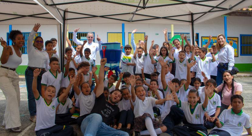 Un aterrizaje que transforma vidas: Naves de agua que llevan bienestar a las escuelas rurales